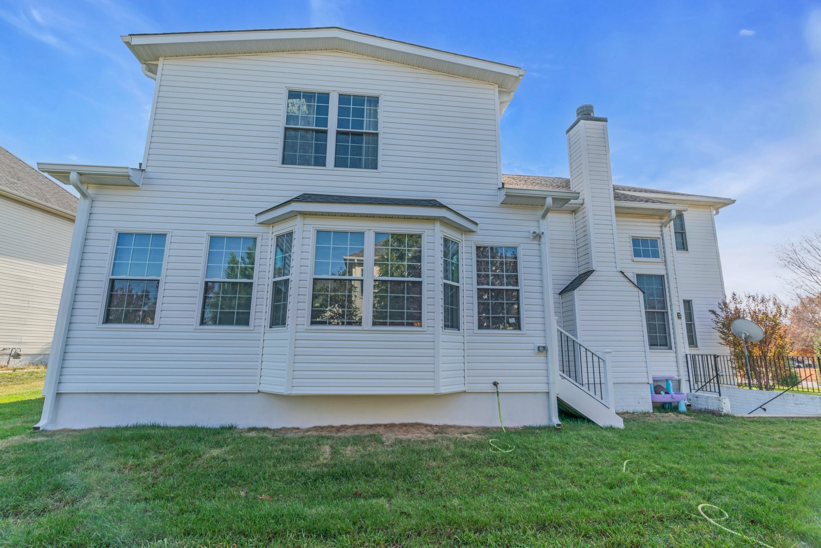 Two-story rear home addition with a bay bump-out on the Oatlands Grove project in Northern Virginia by Mosaic Design & Build